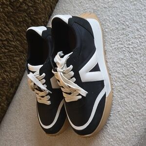 MIA sneakers 7.5